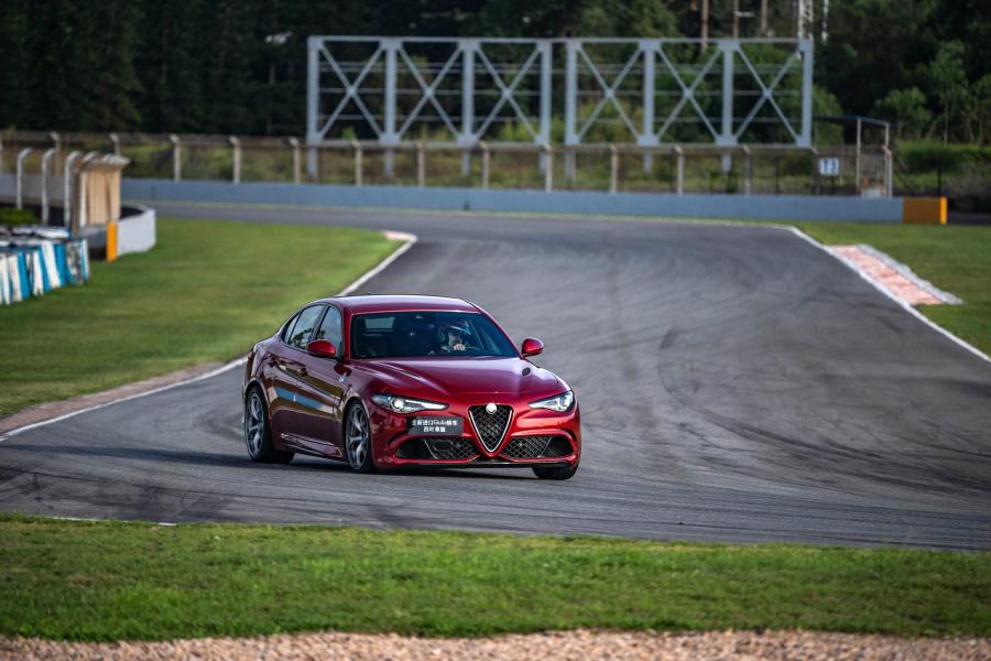  Alfa Romeo Giulia Quadrifoglio (952) 2017 года  (CN) (фото 12 из 12)
